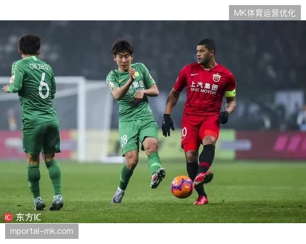 日本队防线在高强度对抗下暴露出稳定性问题，边后卫前插后的身后空当成为战术隐患
